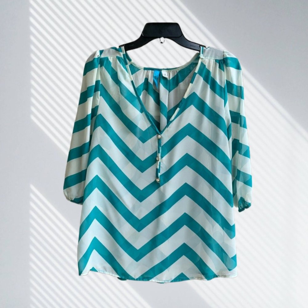 Buttons Women's Size M V-neck 3/4 Sleeves Top Blouse Emerald White Chevron